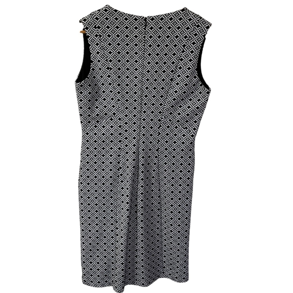 Adrianna Papell V‎ Neck Sleeveless Dress in white and black geometric pattern. 8 - Picture 4 of 16